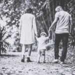 Ubezpieczenia na życie - rodzina na spacerze.