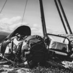 Ubezpieczenia turystyczne w Tarnowie - widok plecaka na tle gór.