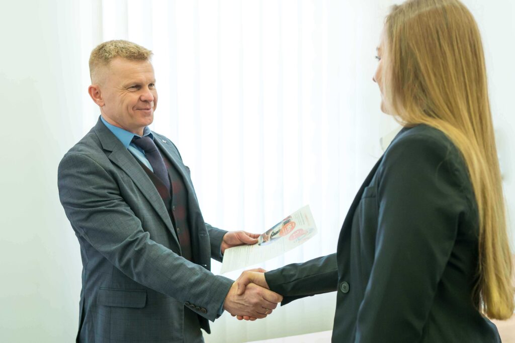 Menedżer zespołu agentów ubezpieczeniowych przyjmuje do pracy nową agentkę.